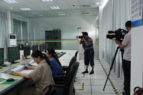 点击查看大图 媒体记者在晨光院5000吨高品质悬浮树脂乳液中控室采访 林洋摄